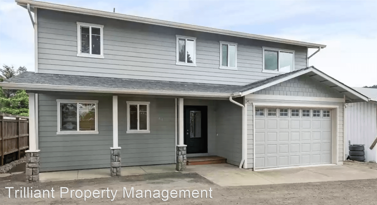 Recently Updated Duplex in fantastic location!! Home features spacious