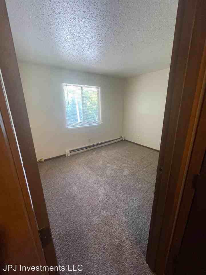 6316 Urbandale Ave Apartments in Merle Hay, Des Moines, IA 50322 Zumper