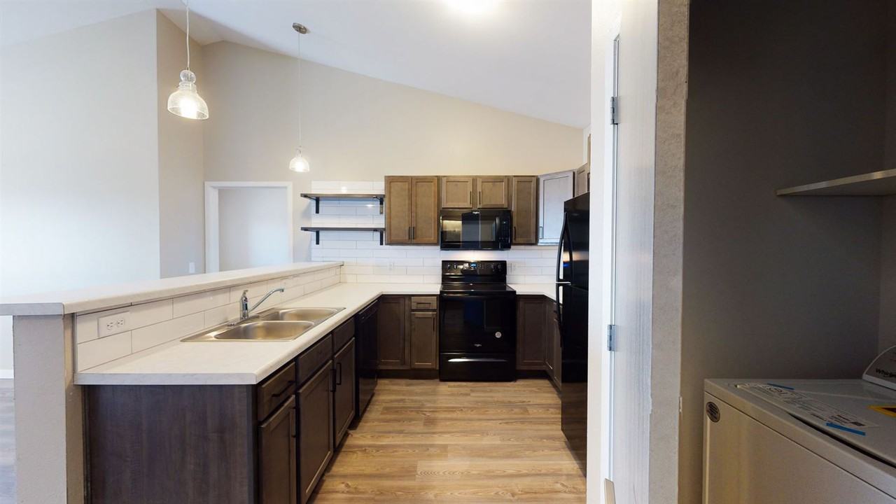 Grand Prairie Apartments & Townhomes 1067 E 77th St, Sioux Falls, SD