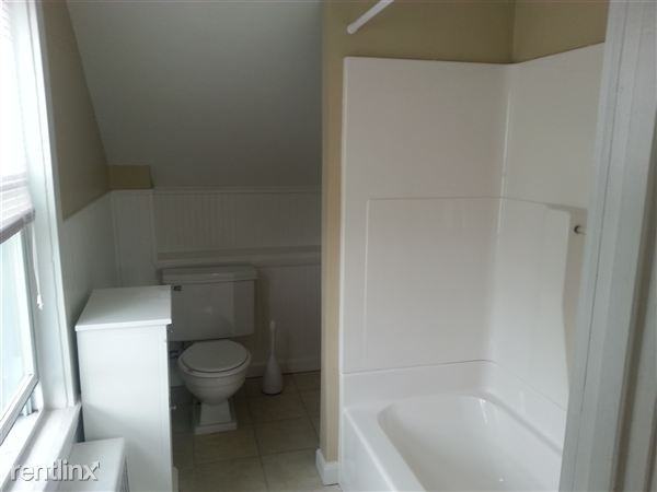 Lincoln Ave and Middle Highway Apartments Middle Hwy, Barrington, RI