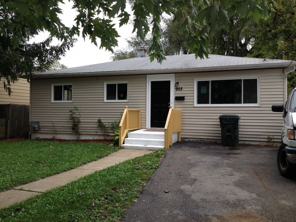 955 Lorraine Ave, Waukegan, IL 60085 3 Bedroom Apartment for 1,250