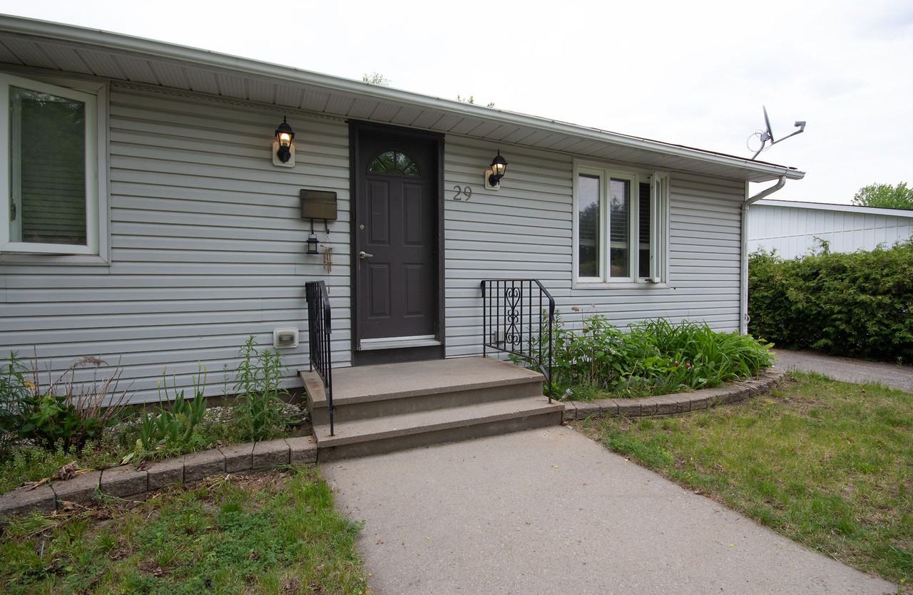 29 Overlake Drive, Nepean Apartments 29 Overlake Dr, Ottawa, ON K2E