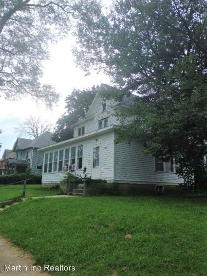 702 W Mullan Ave Apartments in Church Row Historic, Waterloo, IA 50701