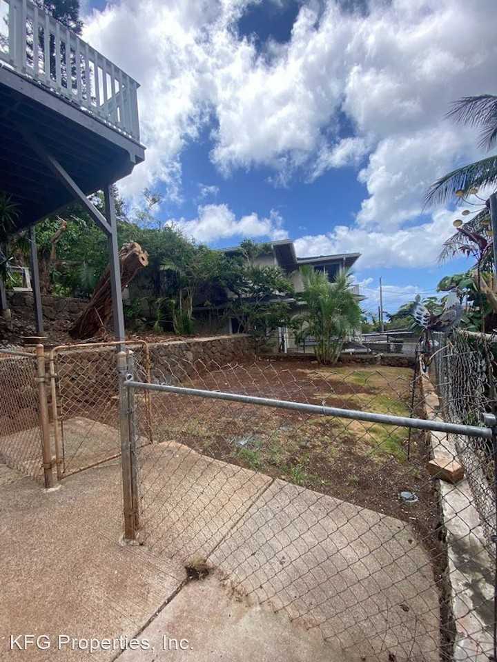 Aina Haina BIG 3 bedroom, 2 bath + den could be 4th & 5th bedrooms