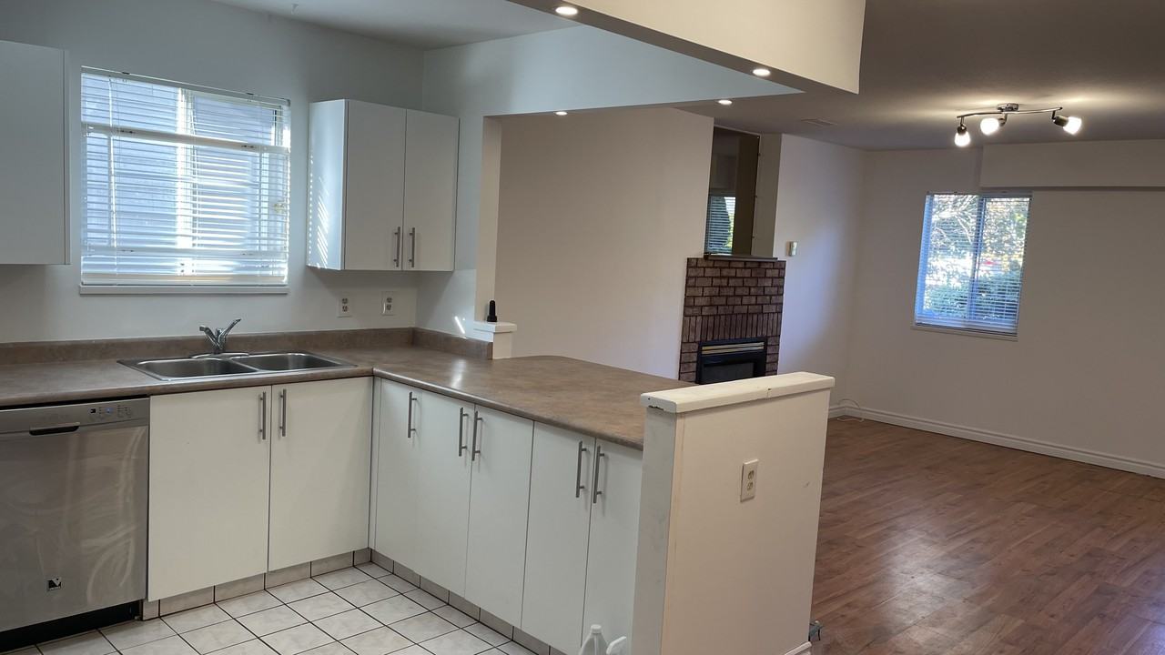 1359 17th Street West, North Vancouver, BC V7P 1W5, CA 2 bedroom