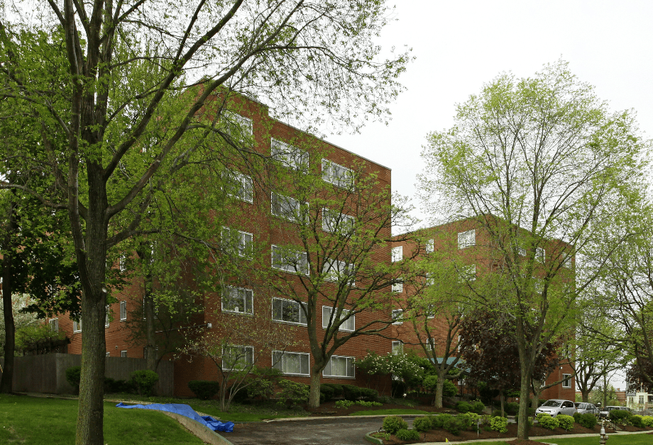 Greenbriar Apartments 17075 Chagrin Boulevard, Shaker Heights, OH