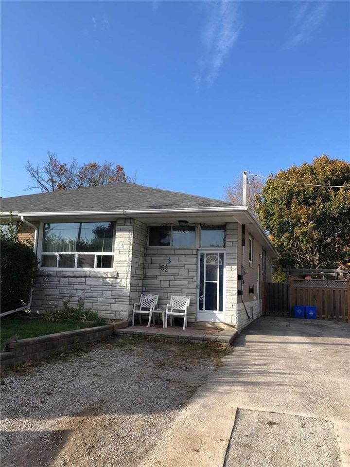 162 Longford Drive, Newmarket, ON L3Y 2Y8 3 Bedroom House for 2,300