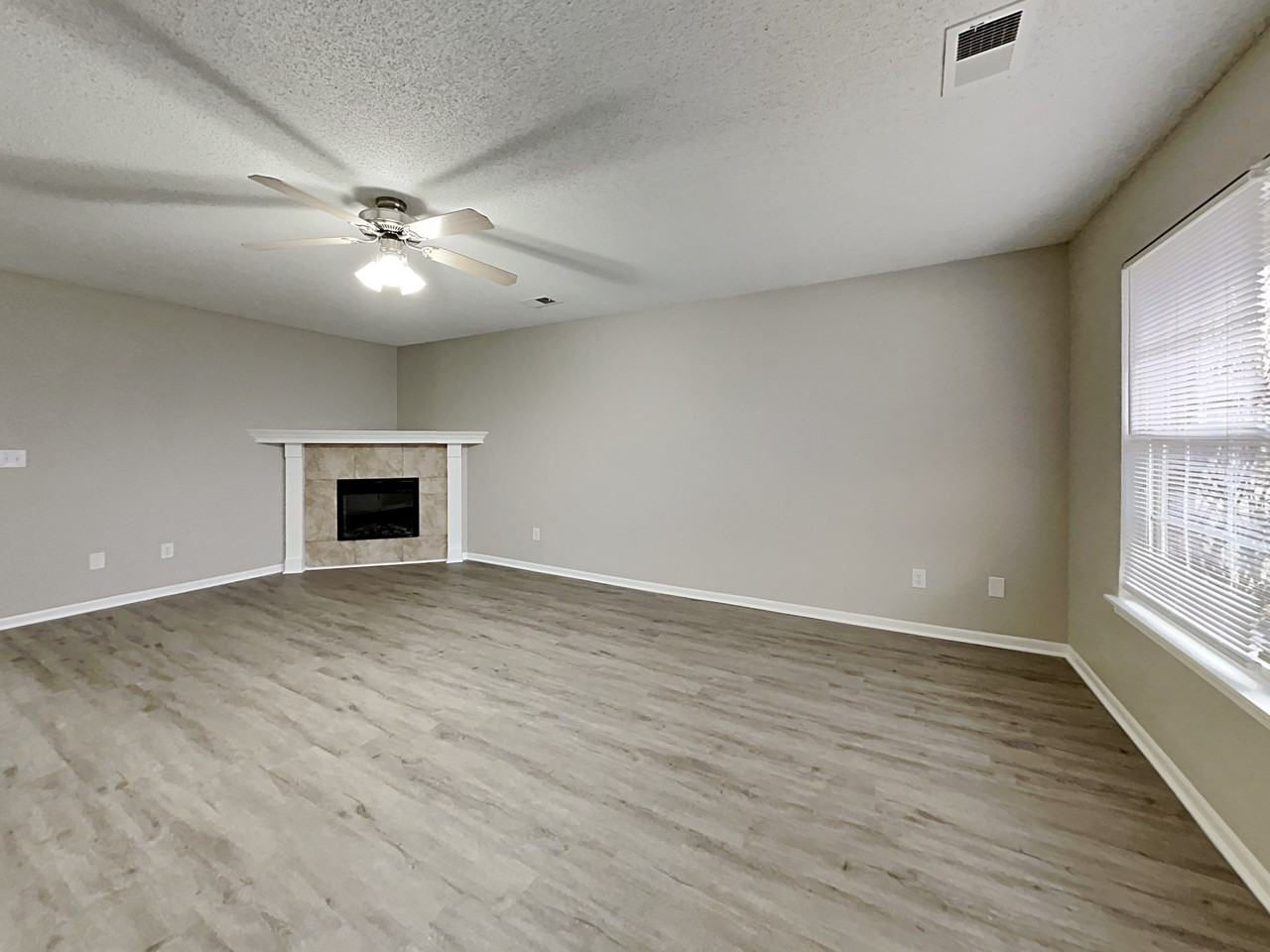 407 Nw Woodbury Dr, Grain Valley, MO 64029 3 Bedroom House for 1,335