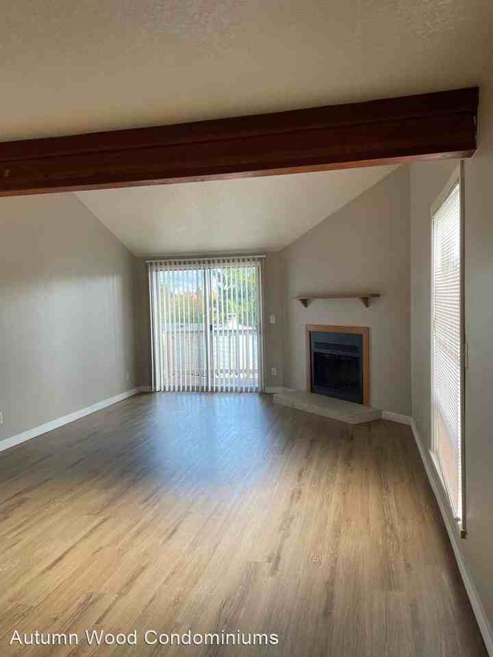 Autumn Wood Condominiums 7656 SE Lake Road Apartments in Milwaukie