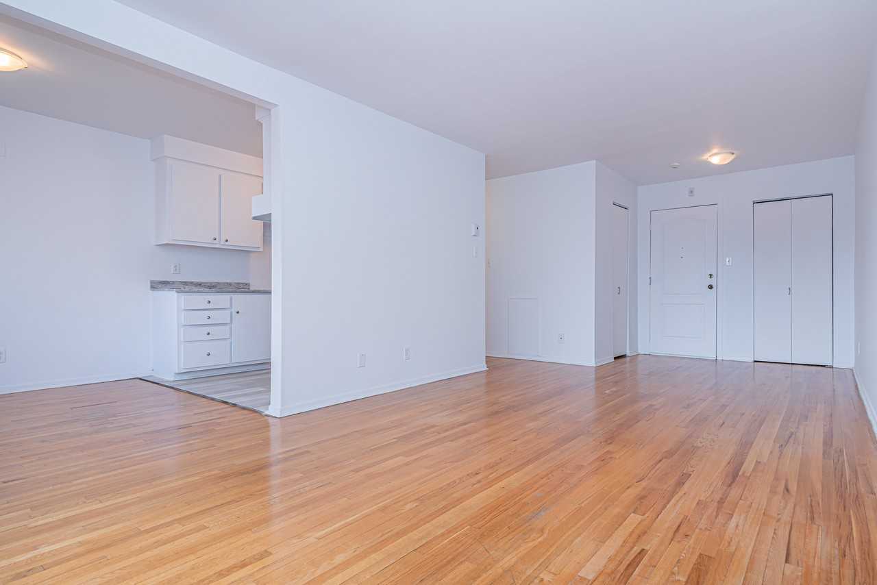 Plaza Apartments 220 Boul Montréal, QC H8P 2P8