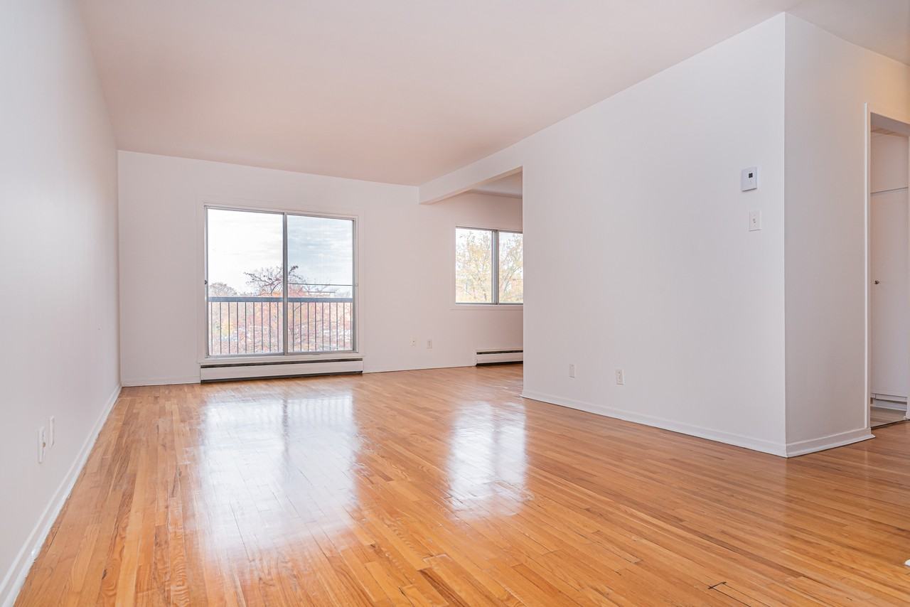 Plaza Apartments 220 Boul Montréal, QC H8P 2P8