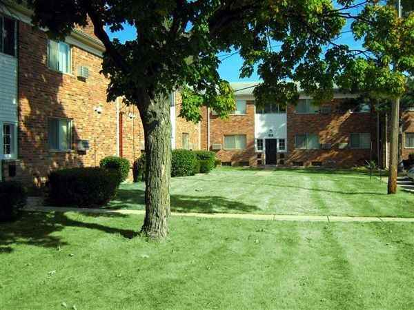 River Oaks Apartments 5965 Evergreen Rd, Dearborn Heights, MI 48127