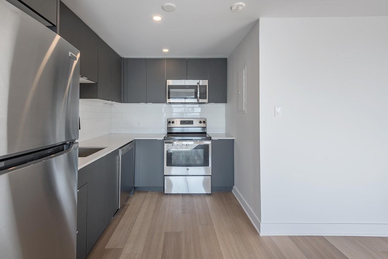 6655 Mackle Apartments 6655 Ch Mackle, Côte SaintLuc, QC H4W 2Y3