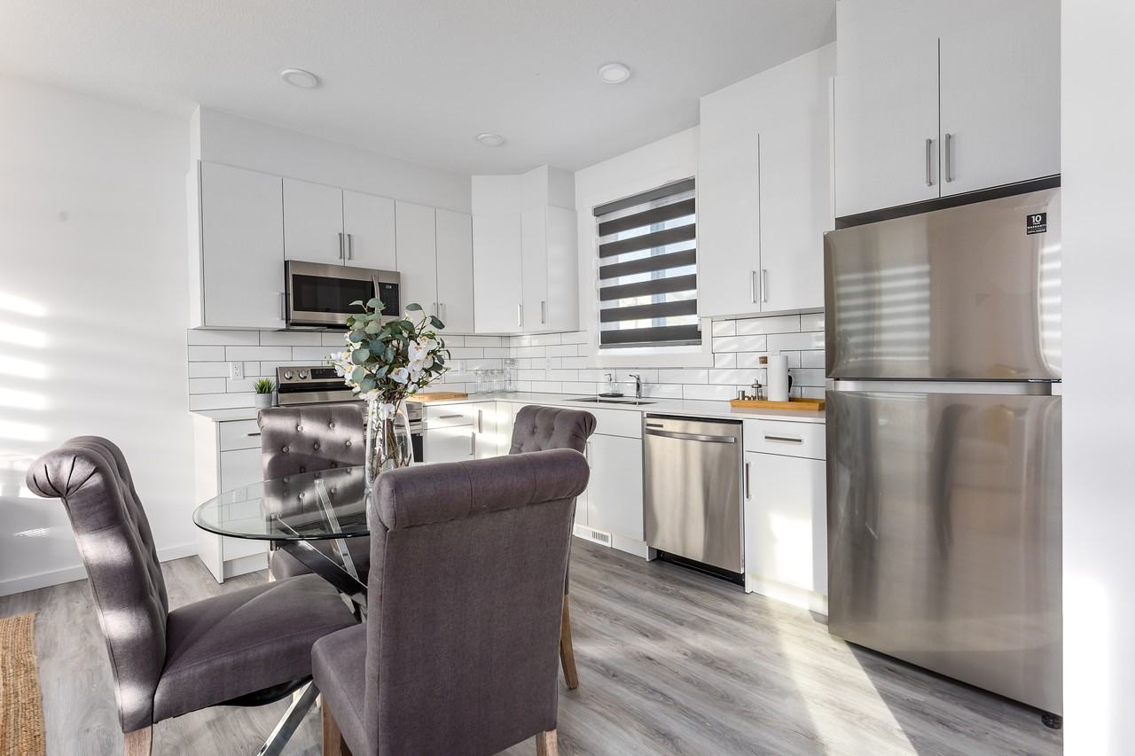 1 Bed plus Den & 2 Bedroom Townhomes (14 Plex) Apartments 1025