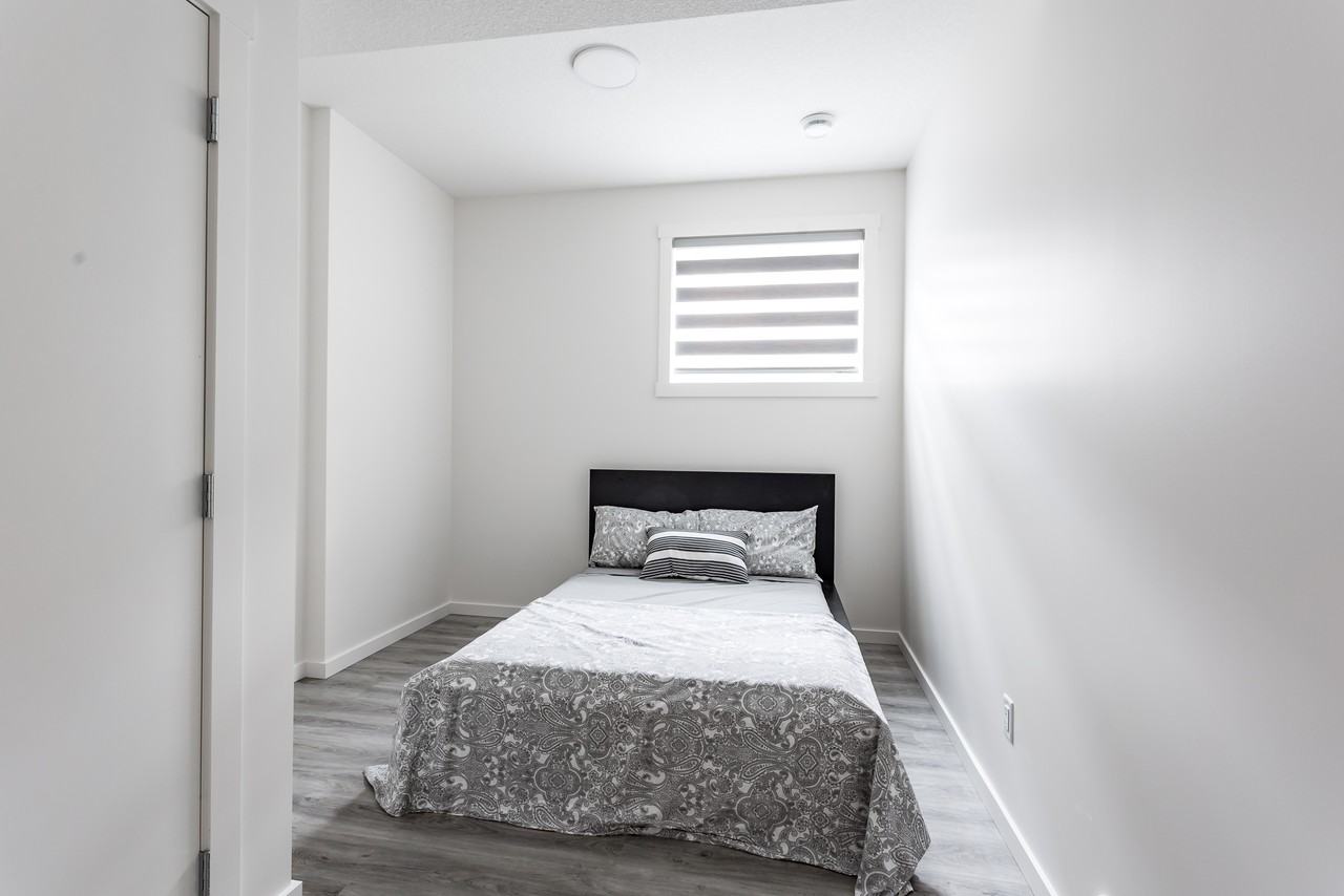 1 Bed plus Den & 2 Bedroom Townhomes (14 Plex) Apartments 1025