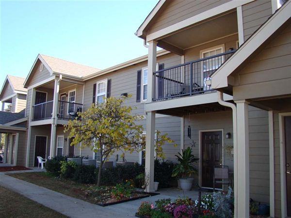 Greens at Pebble Creek Apartments 361 E Pebble Creek Ter, Mustang, OK