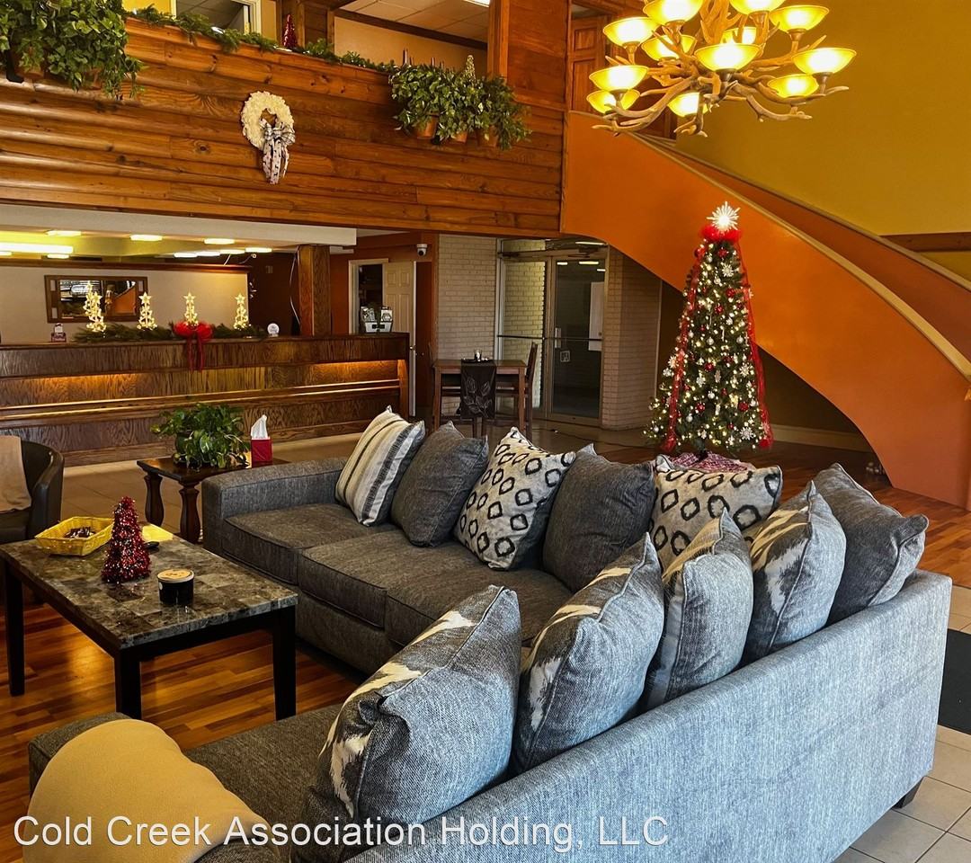 Great One Bedroom Efficiency on the Parkway in the Heart of Pigeon