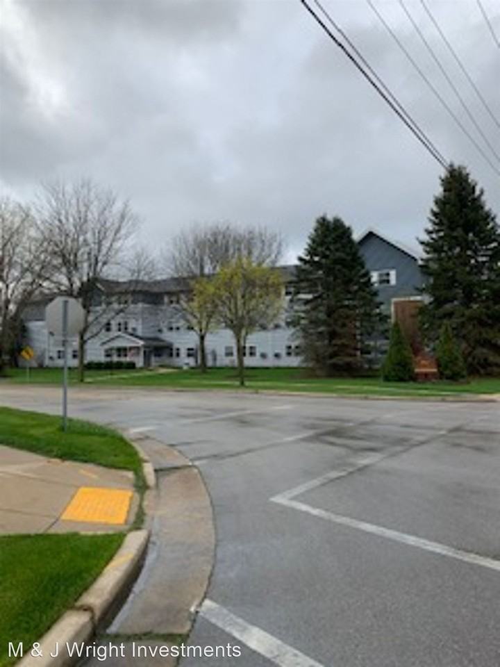 River Oaks Apartments, Hartland WI 550 Cottonwood Ave, Hartland, WI