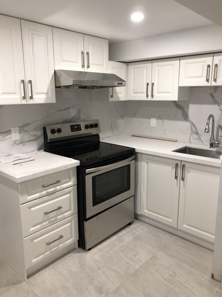 Central Downtown Basement Bedroom with Ensuite Bathroom for RENT