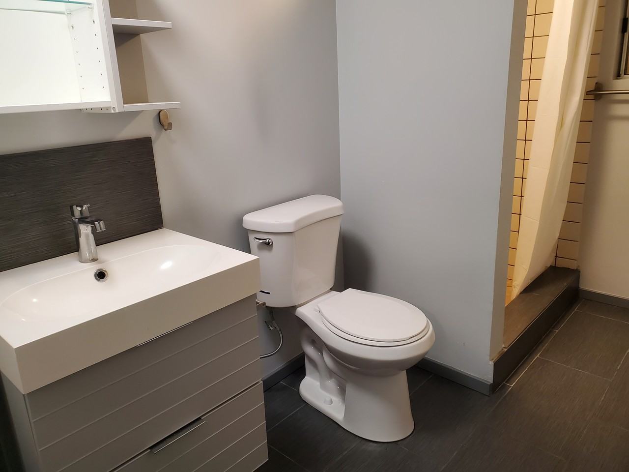 Nice Room in Remodeled Home Near LAX & Beaches! Apartments 4831 West