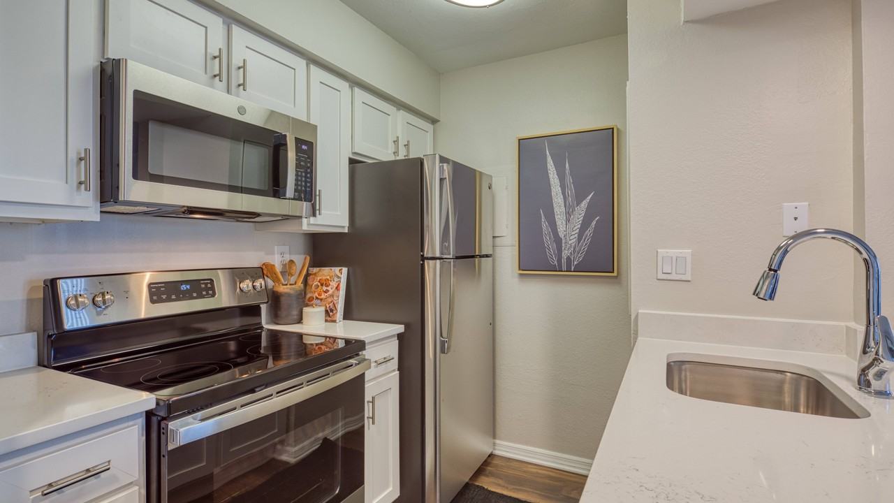 The Crest on Hampton Hollow Apartments 3408 Hampton Hollow Dr