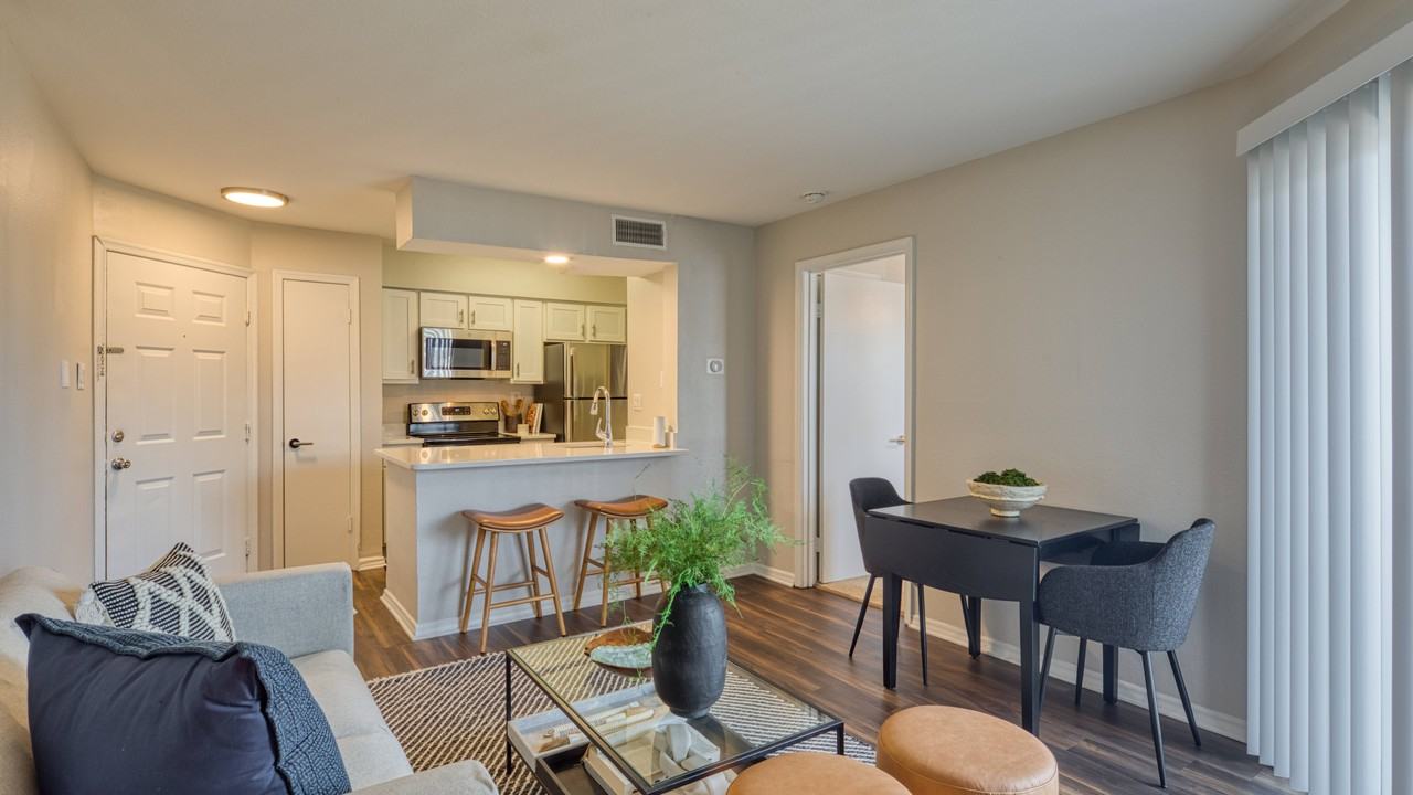 The Crest on Hampton Hollow Apartments 3408 Hampton Hollow Dr