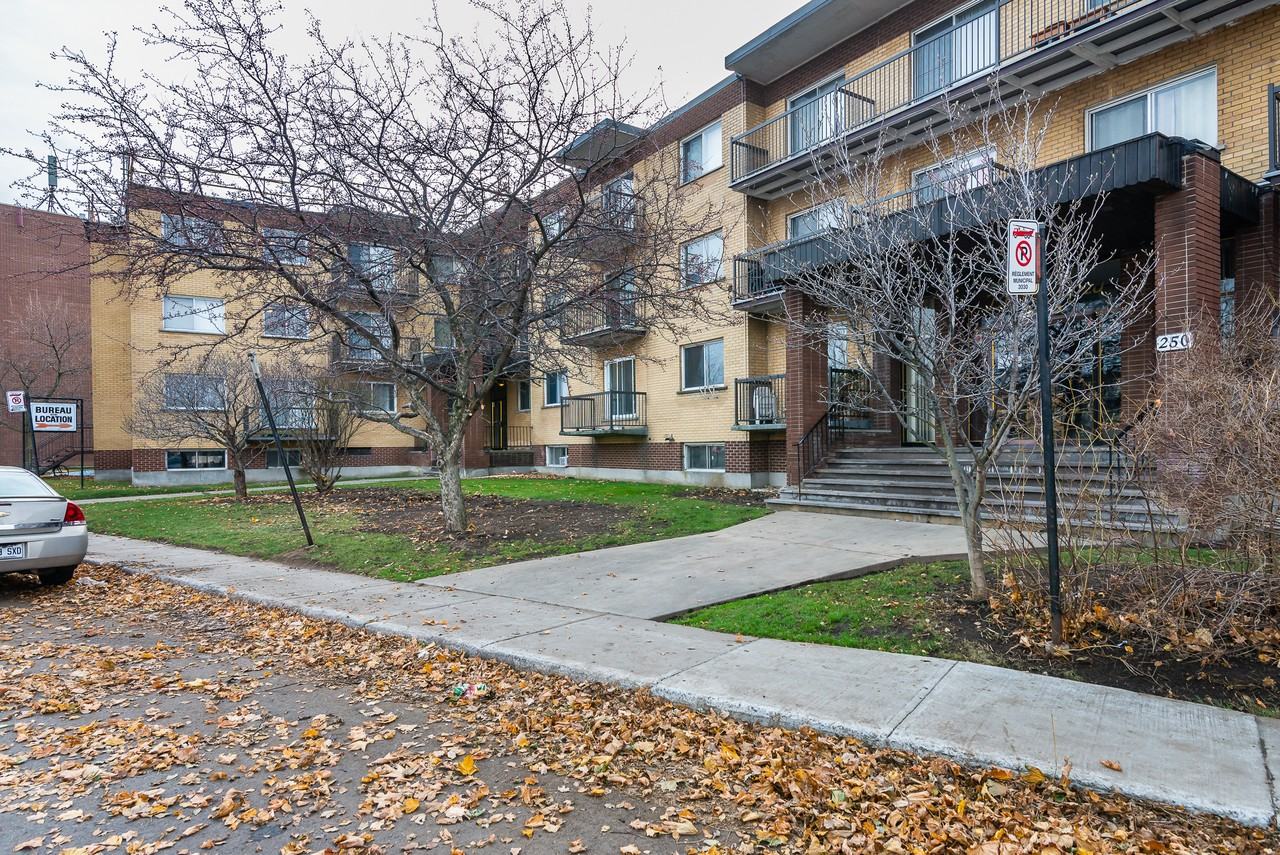 Plaza Apartments 220 Boul Montréal, QC H8P 2P8