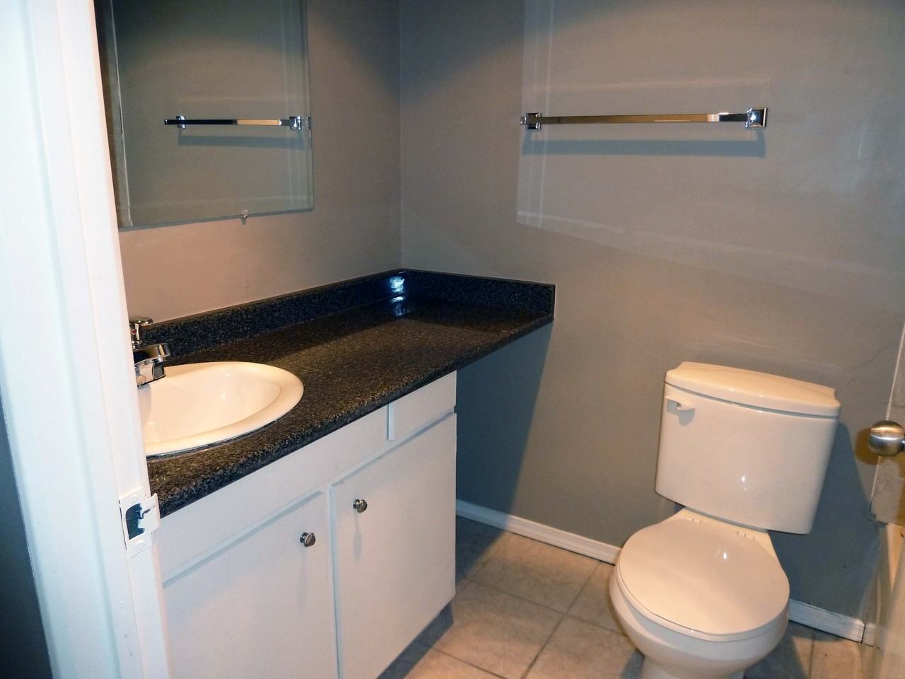 Royal Manor Apartments 33298 Robertson Ave, Abbotsford, BC V2S 1Z5