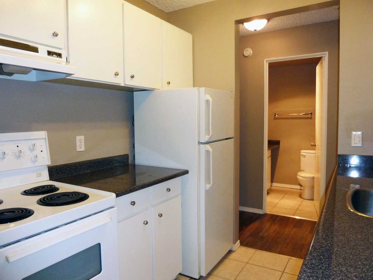 Royal Manor Apartments 33298 Robertson Ave, Abbotsford, BC V2S 1Z5