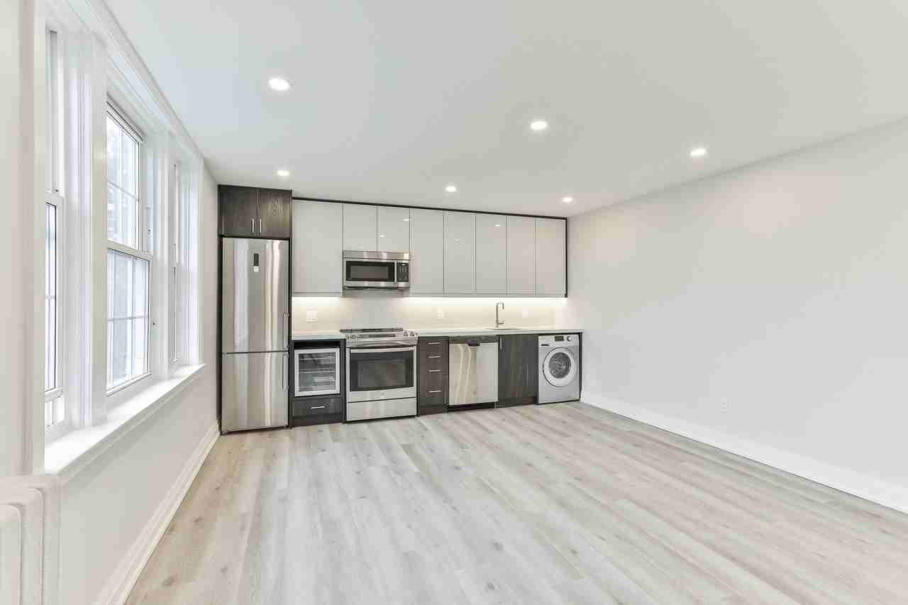 697 Eglinton Avenue West Apartments 697 Eglinton Ave W, Toronto, ON