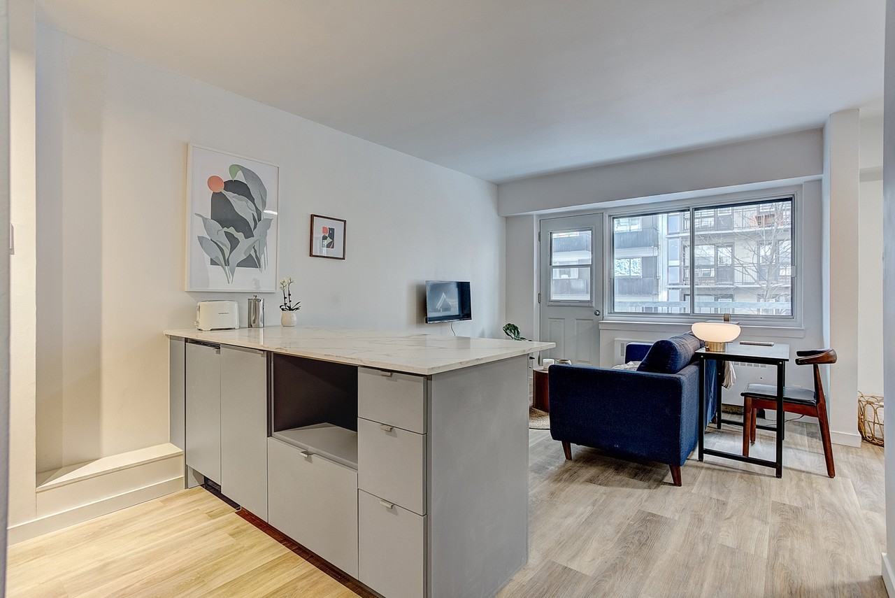 3445 Hutchison Apartments 3445 Rue Hutchison, Montréal, QC H2X 2G2