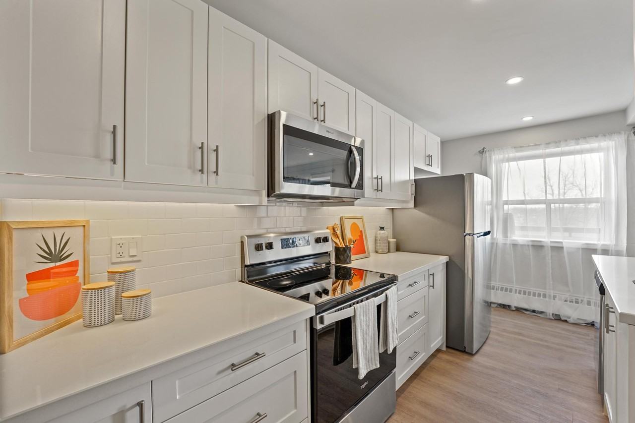 1570 Lawrence Avenue West Apartments 1570 Lawrence Ave W, Toronto, ON