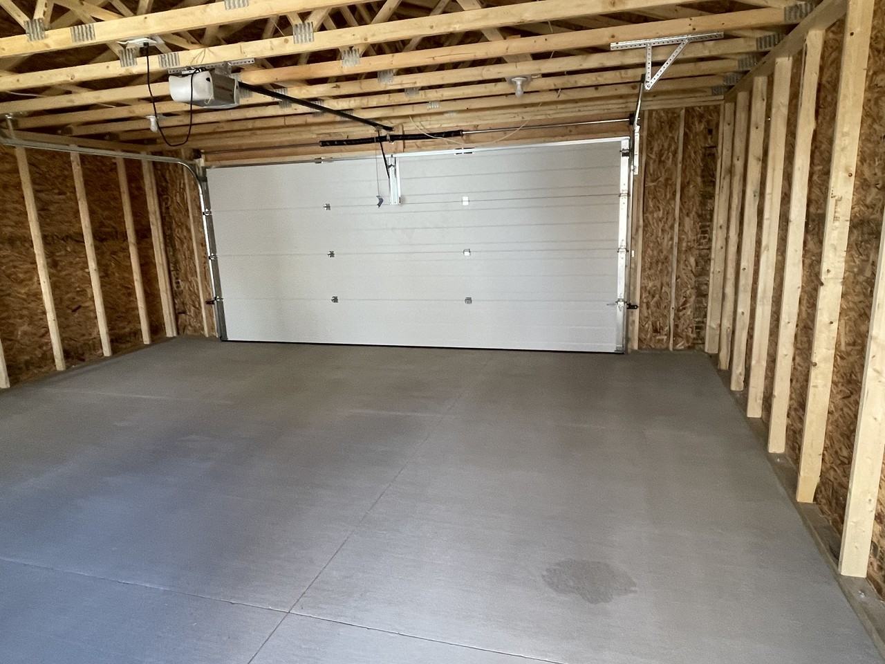 3 Bedroom Upper Unit In Aspen Ridge Apartments 728A Feheregyhazi Blvd