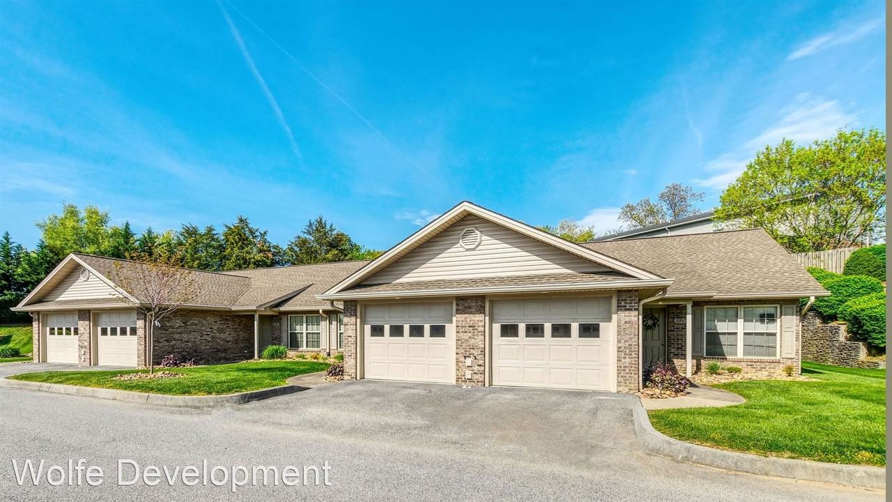 Suncrest Village One Level with Attached Garage Apartments 2083 2083