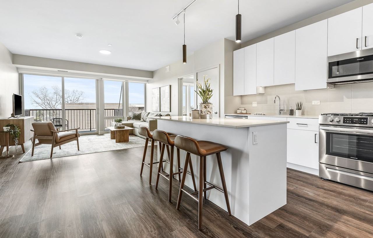 District 1860 Apartments 7215 N District Ave, Lincolnwood, IL 60712