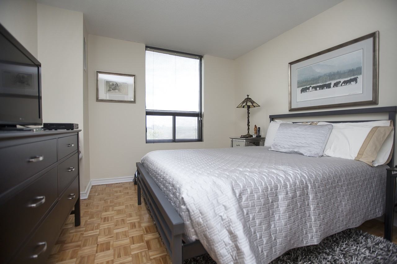 Roxborough Apartments 330 Queen Elizabeth Drwy, Ottawa, ON K1S 3M9