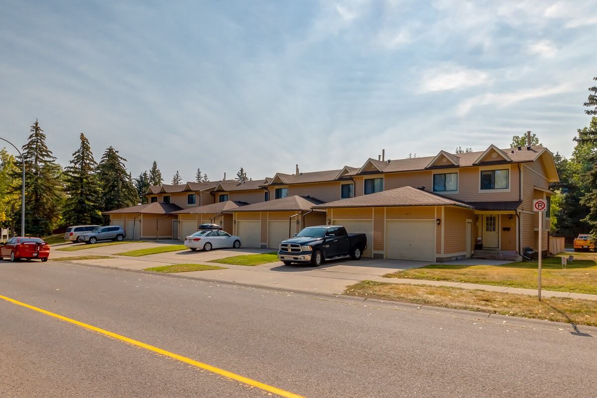 Woodlands Townhomes Apartments 2525 Woodbine Square, Calgary, AB T2W