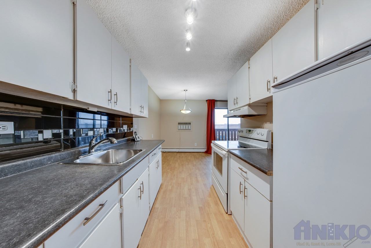 3 Bedroom Condo in River Heights Apartments 143 St Lawrence Court