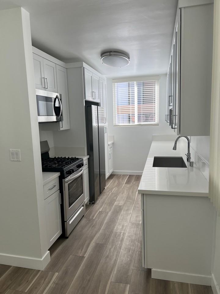 Brentwood Towers Apartments 11600 Montana Ave, Los Angeles, CA 90049