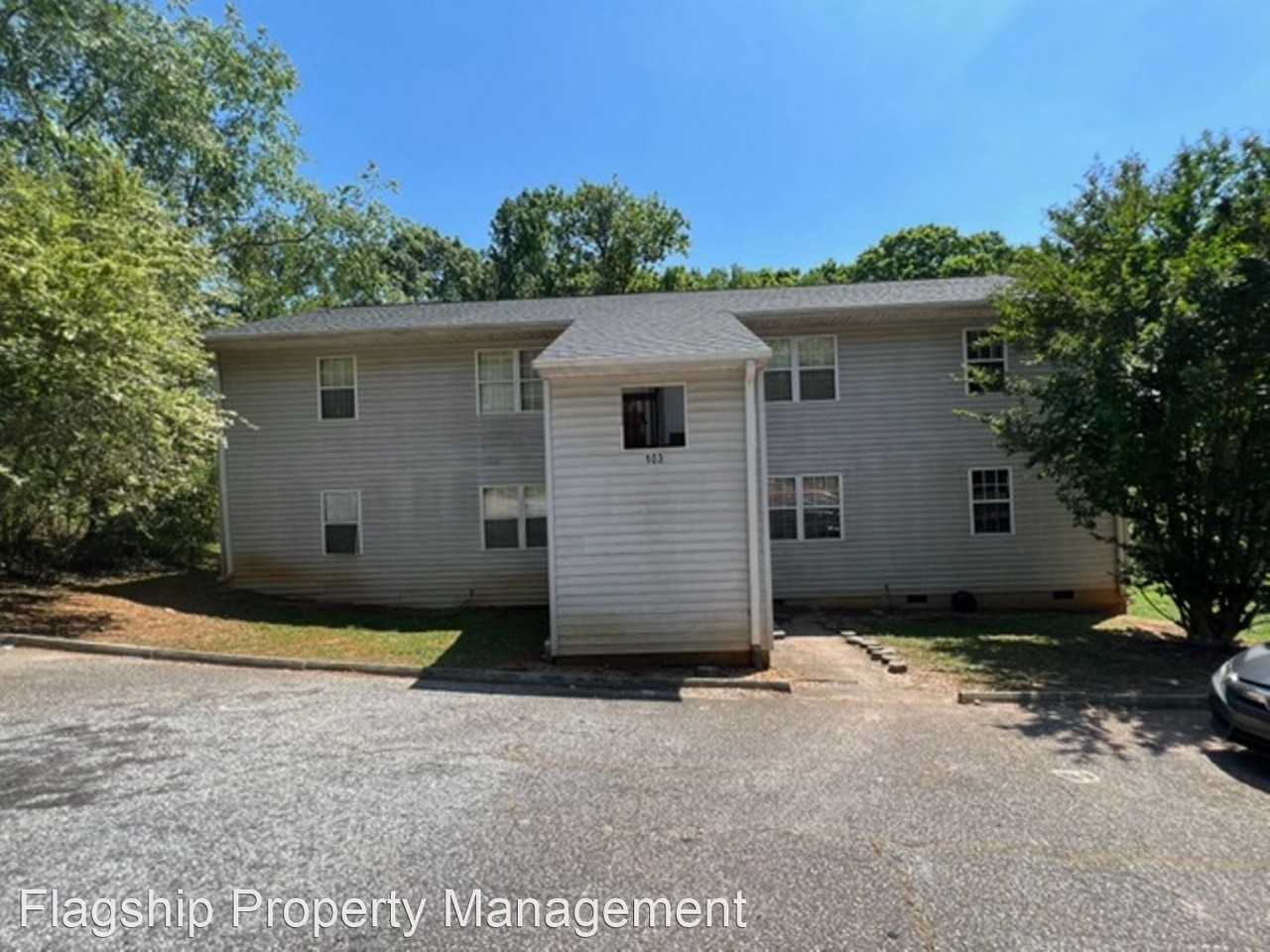 This spacious unit of a Quadplex has 2 bedrooms and 1 full bath new