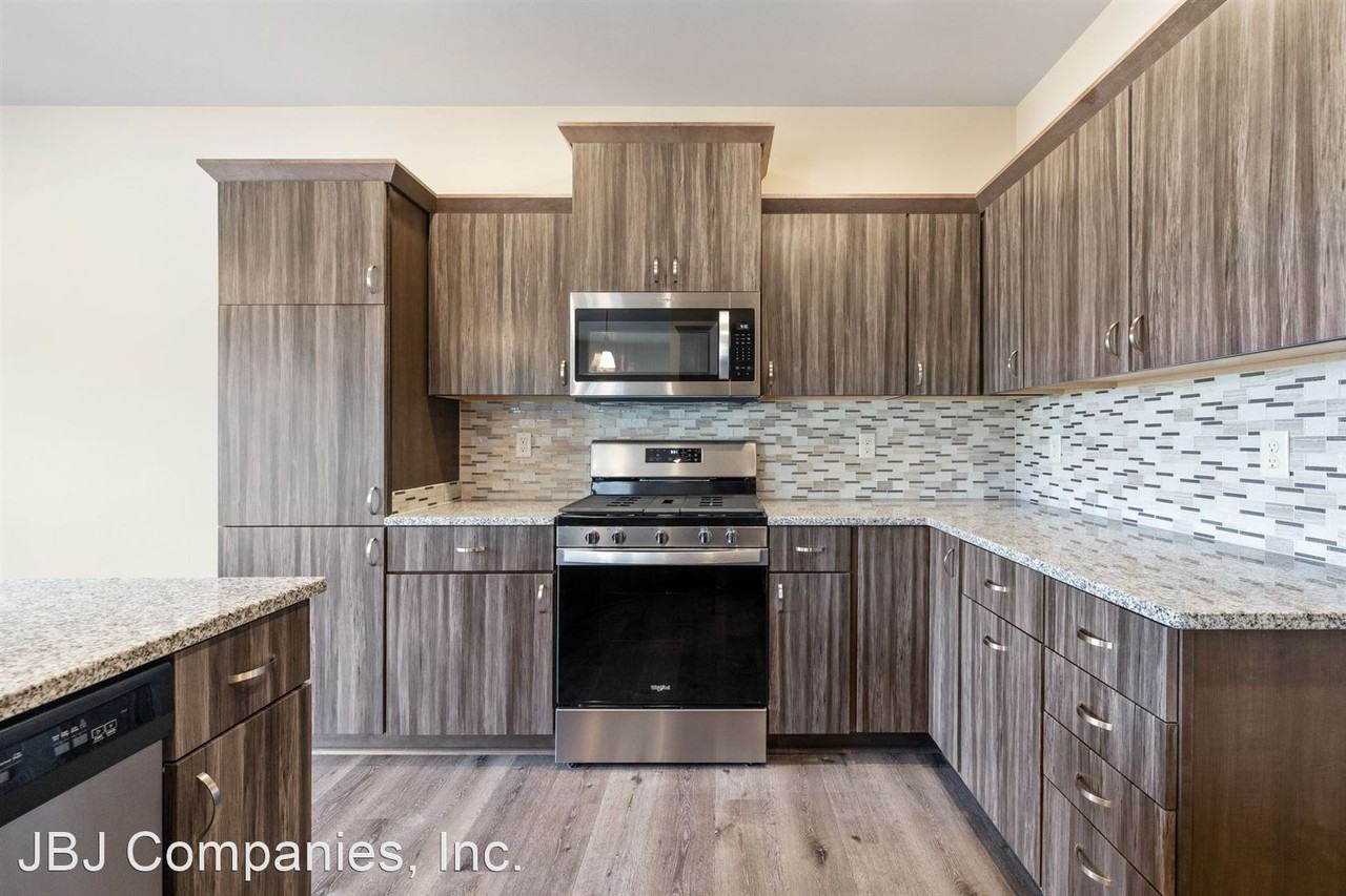 Riverwalk Townhomes Apartments 212 & 214 Arbor Point Avenue, West