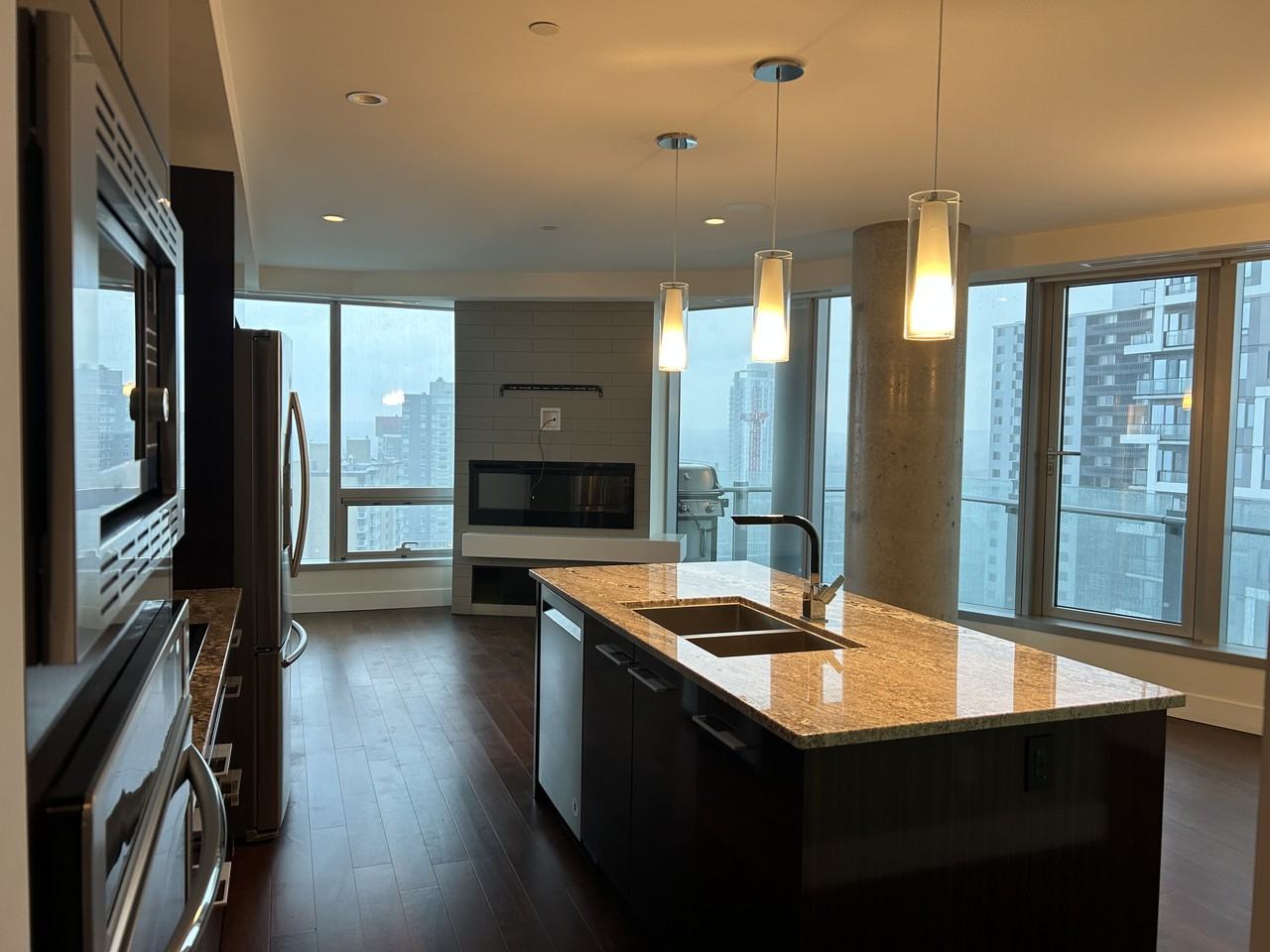 Stunning city & rive valley views 2 bed 2 bath condo*Fireplace*2