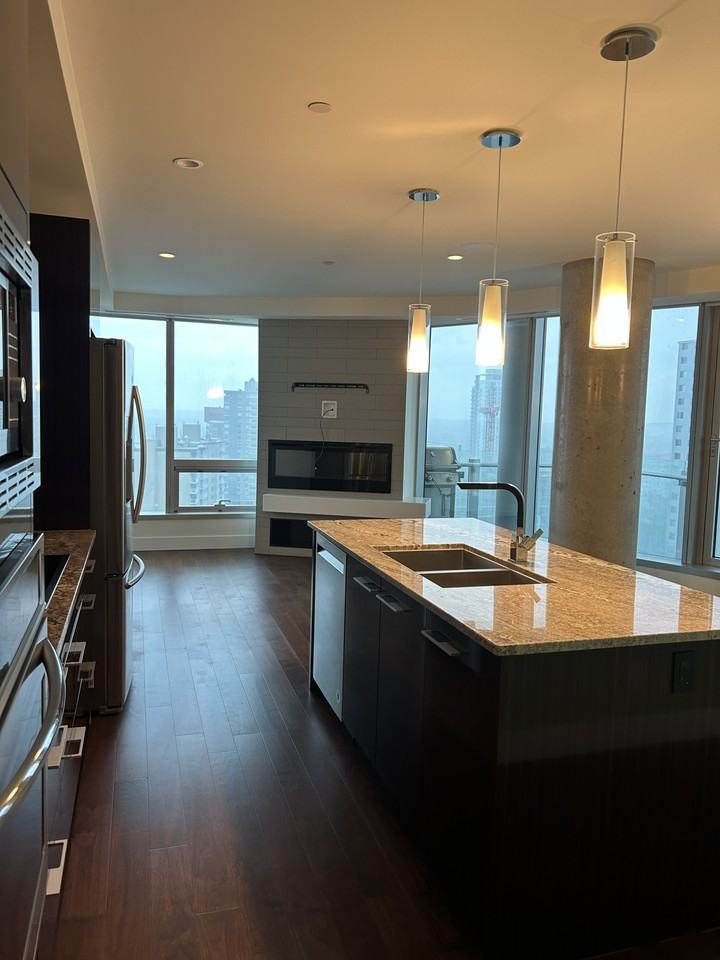 Stunning city & rive valley views 2 bed 2 bath condo*Fireplace*2