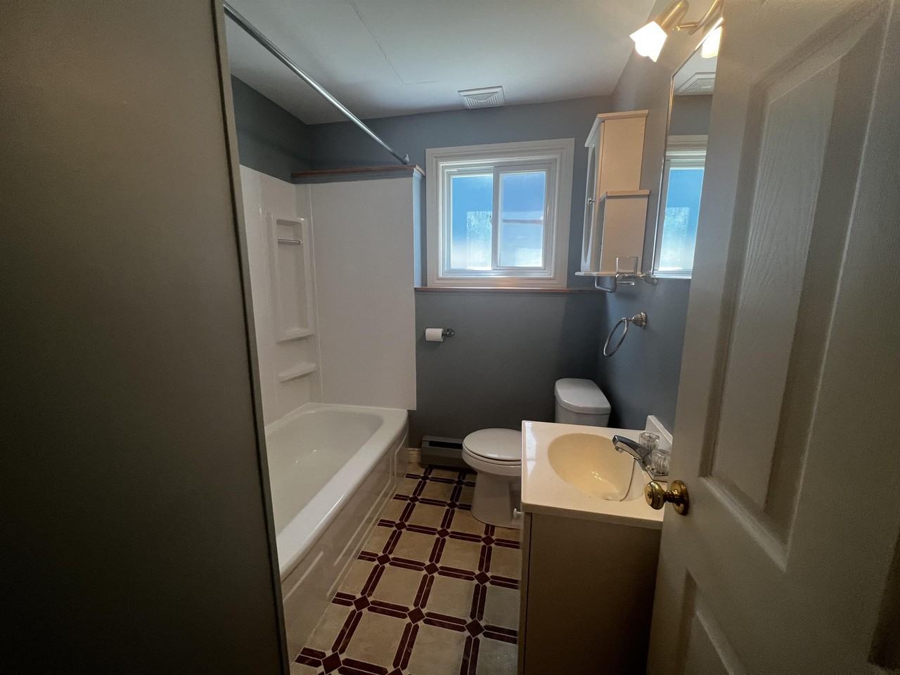 25 Halls St 12, Moncton, NB E1C 5B1 2 Bedroom Apartment for 1,500