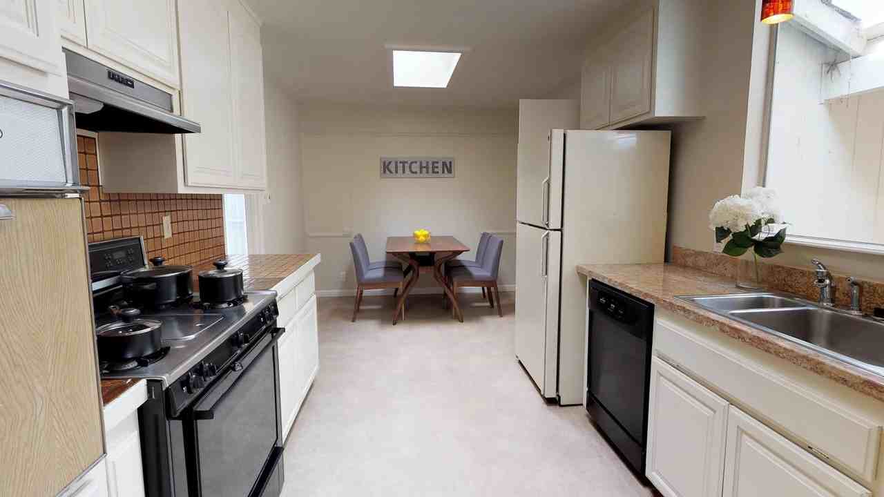 Private Room in San Mateo Home with Balcony Apartments 1432