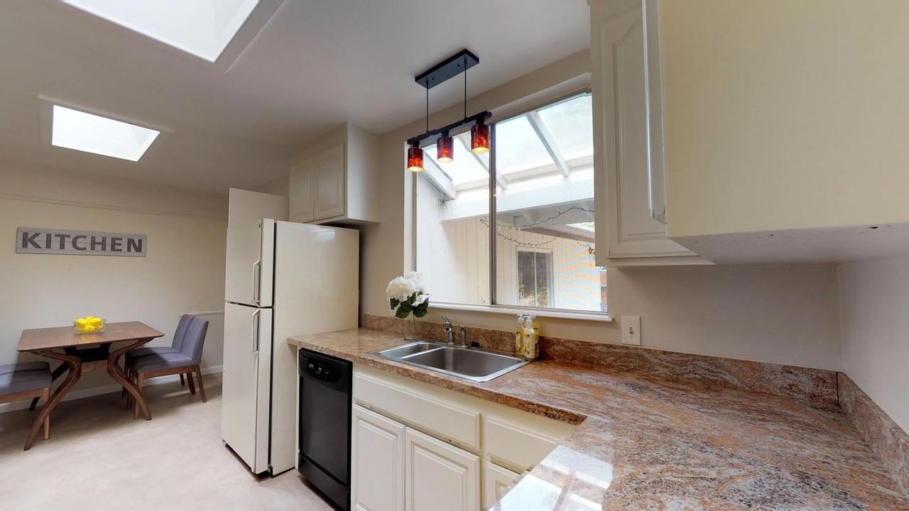 Private Room in San Mateo Home with Balcony Apartments 1432