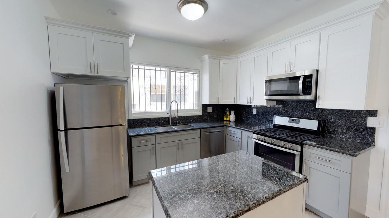 Private Bedroom in Elegant La Brea Home With Lovely Views Apartments