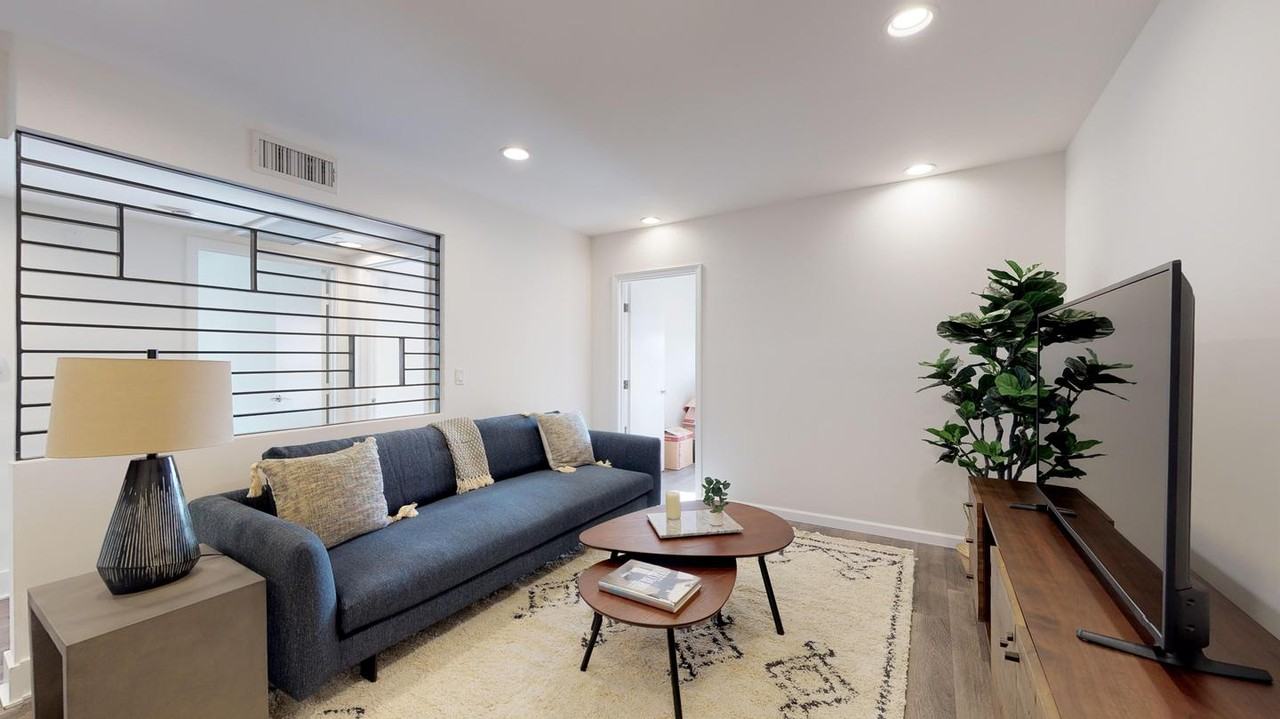 Private Bedroom in Upscale Hollywood Apartment Near Paramount Studios