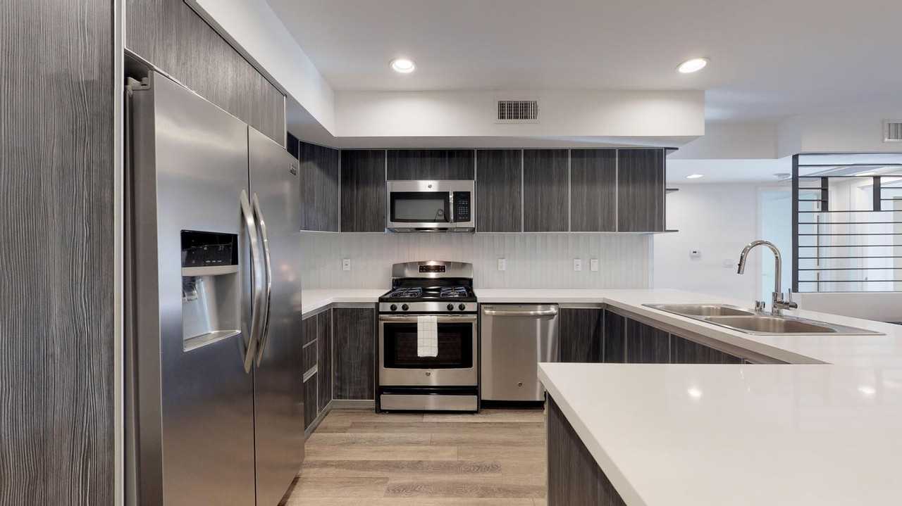 Private Bedroom in Upscale Hollywood Apartment Near Paramount Studios