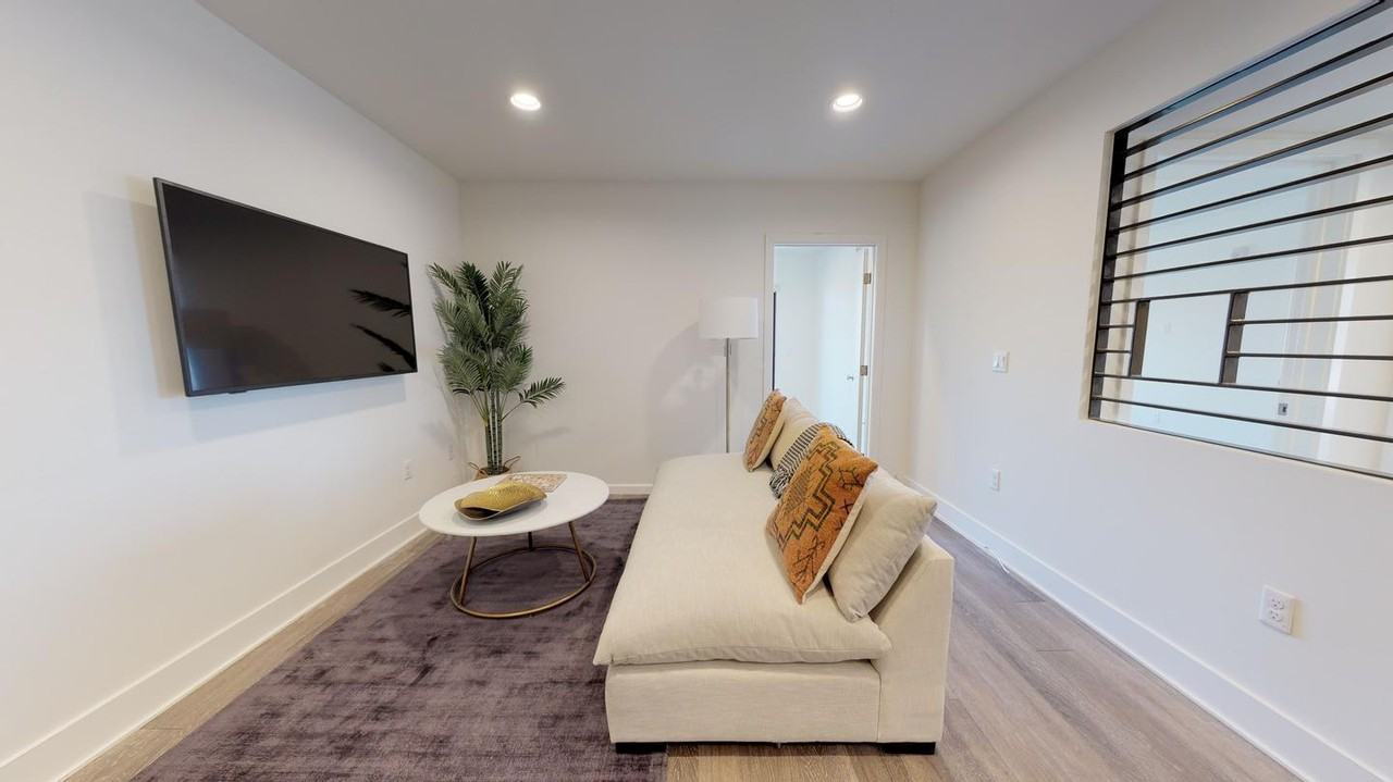 Private Bedroom in Stunning Hollywood Apartment Near Runyon Canyon